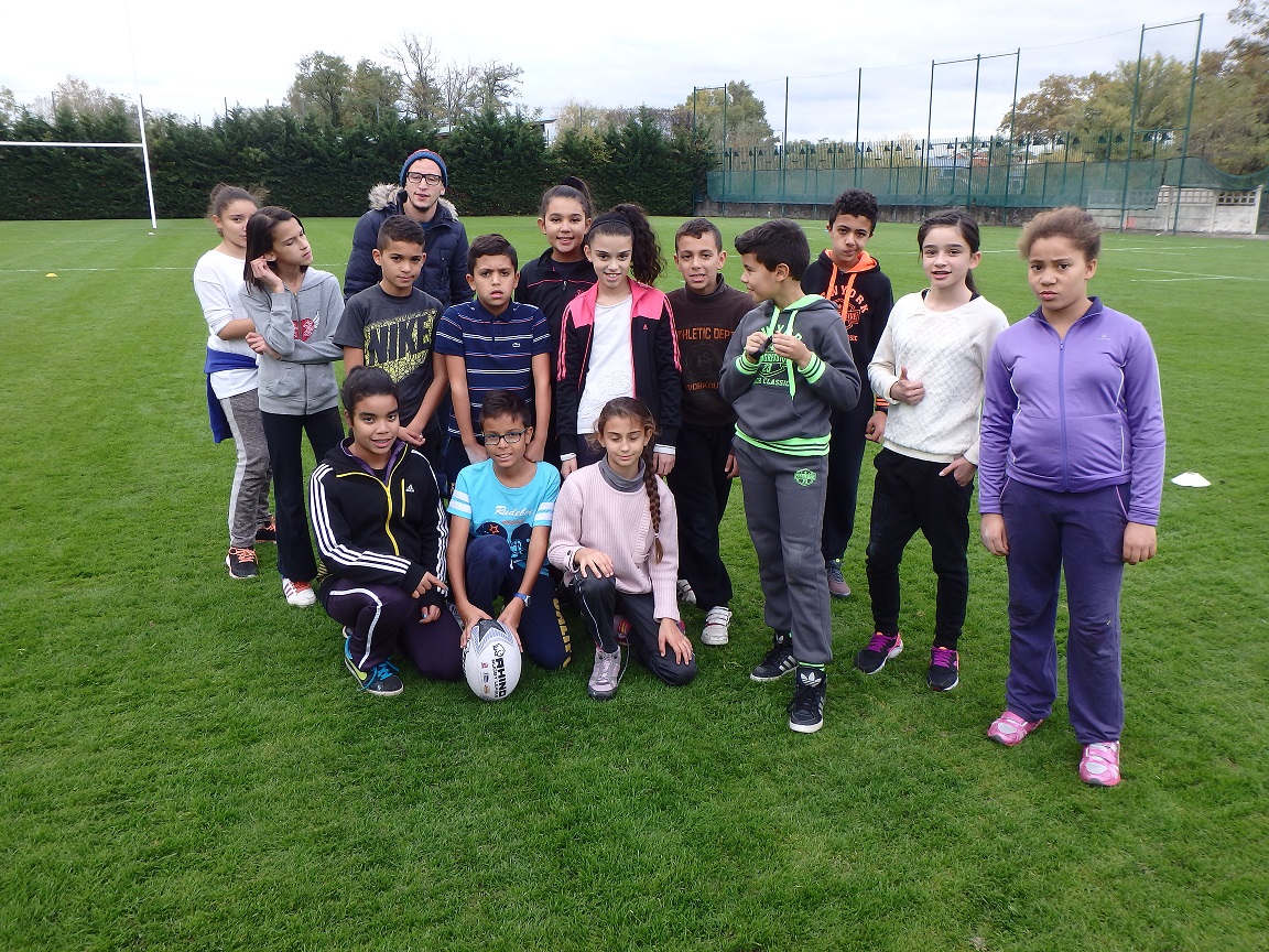 Les jeunes du centre Peyri avec Karim avant l'initiation au  rugby à XIII